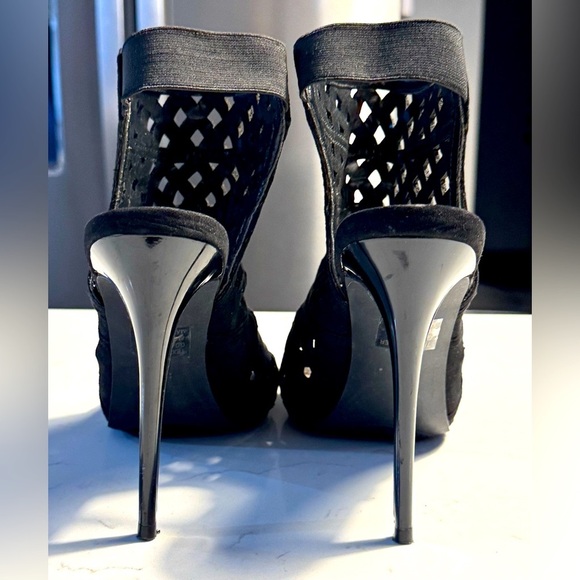G by Guess Black Cutout Ankle Boots elastic Back Strap 4 inch Heels size 8M - Picture 7 of 10